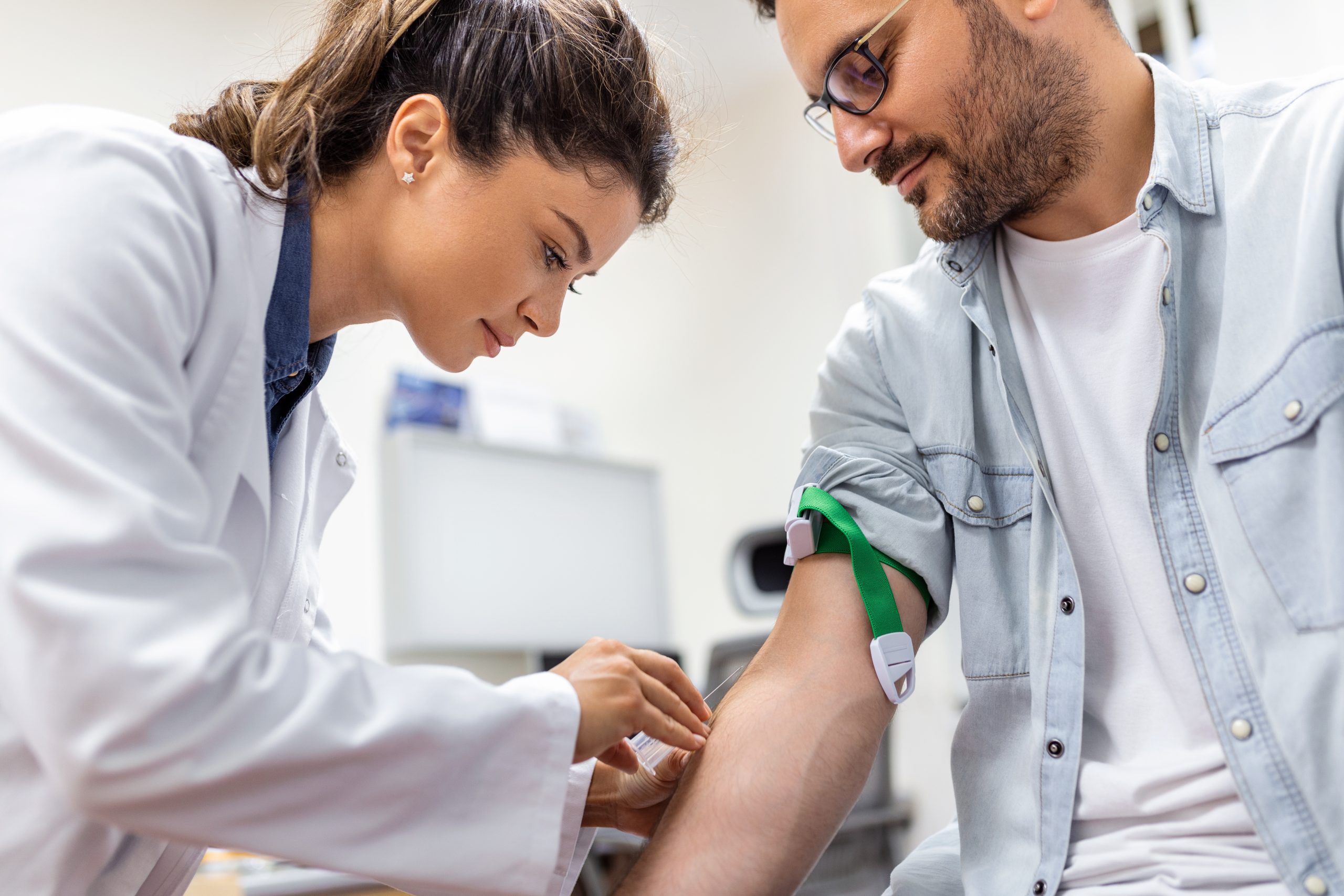 Enfermeira colhe amostra de sangue de paciente