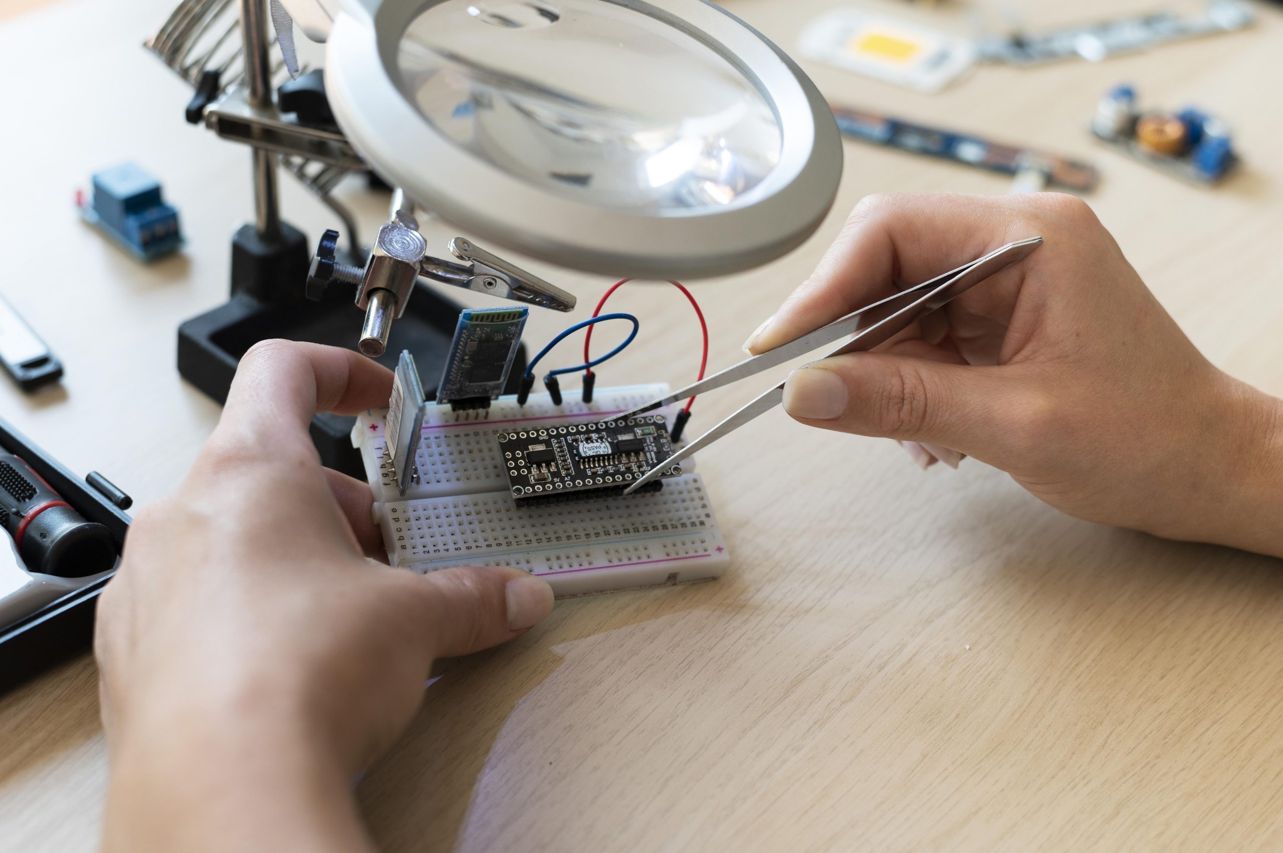 close das mãos de um técnico em eletrônica montando um circuito eletrônico